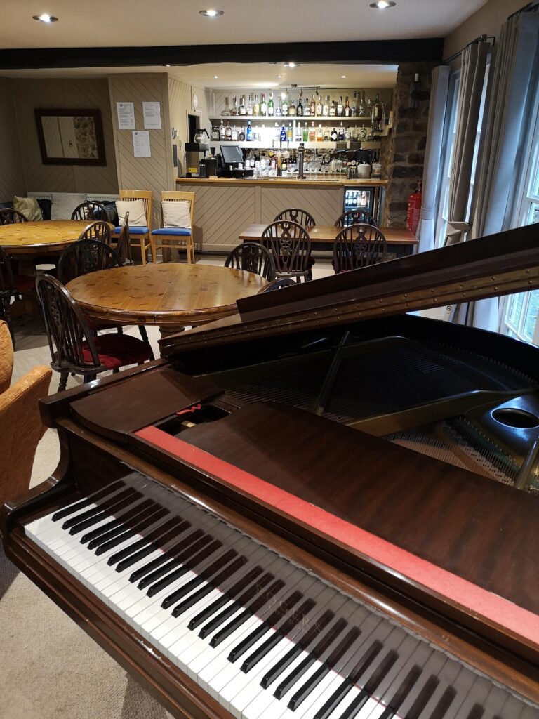 Piano in Bar